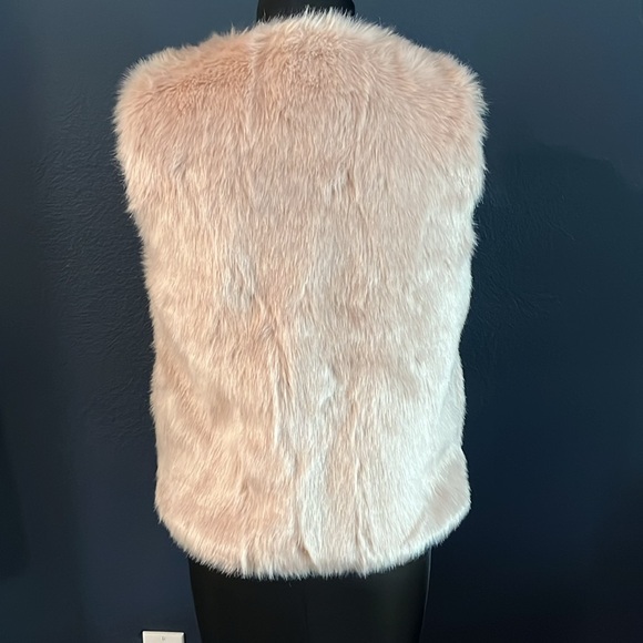 Forever 21 baby pink faux fur vest. Closes fully with hook and eye. Sz S small - Picture 4 of 5